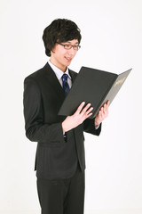 파일을 들고 있는 검은 정장의 비즈니스맨