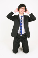 무릎 꿇고 앉아 있는 검은 정장의 비즈니스맨