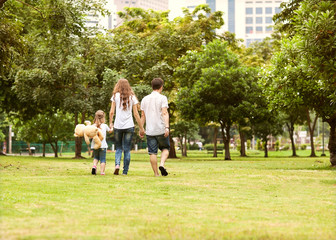 Obraz premium Family walk in the park, happy at sunset in Bangkok, Thailand.