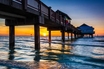 Photo sur Plexiglas Clearwater Beach, Floride Fishing pier in the Gulf of Mexico at sunset,  Clearwater Beach,