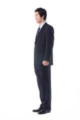 똑바로 서있는 검은 정장의 비즈니스맨