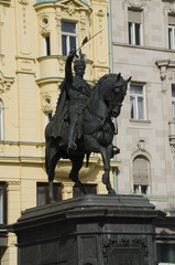 Obraz premium pidgeon on sword