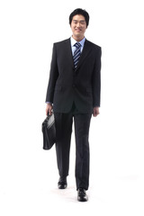 스튜디오 안을 걷고 있는 비즈니스 맨