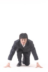 스튜디오 안에서 제스처 취하고 있는 비즈니스맨