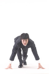 스튜디오 안에서 제스처 취하고 있는 비즈니스맨