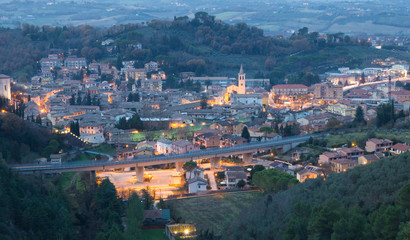 Spoleto dall'alto di notte