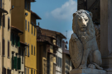 Obraz premium Lion of Dante Statue in Piazza di Santa Croce Square, Florence