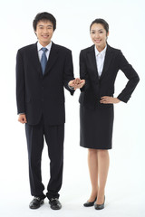 파일을 잡고 있는 비즈니스맨과 비즈니스 우먼