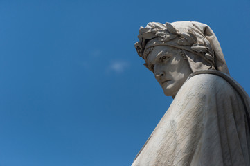Obraz premium The famous poet Dante Alighieri's statue in Piazza Santa Croce i