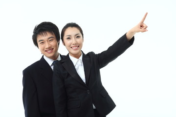 가리키고 있는 비즈니스맨과 비즈니스 우먼