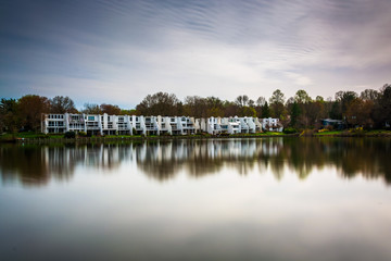 Long exposure of waterfront homes at Wilde Lake, in Columbia, Ma