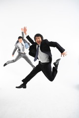 스튜디오에서 점프를 하는 두 명의 비즈니스맨