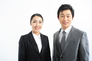 카메라를 보며 웃고 있는 비즈니스맨과 비즈니스 우먼