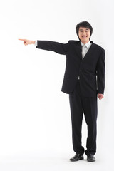 손가락으로 가리키며 보여주는 아시안 비즈니스맨