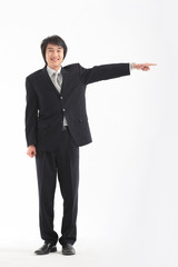 손가락으로 가리키며 보여주는 아시안 비즈니스맨