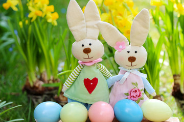 Hasenpaar und Ostereier