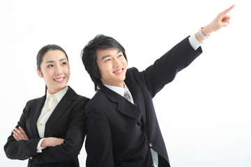 등을 맞대고 서서 가리키는 비즈니스 여성과 남성