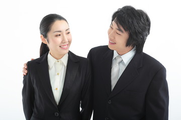 여성의 어깨에 손을 두르고 있는 비즈니스맨