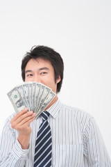얼굴 앞에 돈을 들고 있는 아시안 비즈니스맨