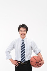 Fototapeta premium 농구공을 들고 있는 아시안 비즈니스맨
