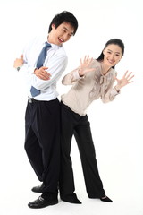 서서 제스처를 취하는 아시안 비즈니스맨과 우먼