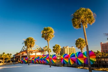 Papier Peint photo Clearwater Beach, Floride Palmiers et parasols colorés à Clearwater Beach, Flo