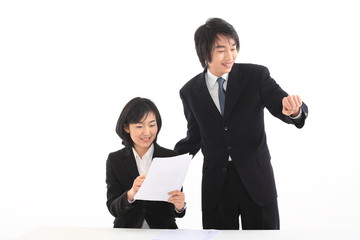 앉아서 제스처 취하고 있는 아시안 비즈니스 남성과 여성