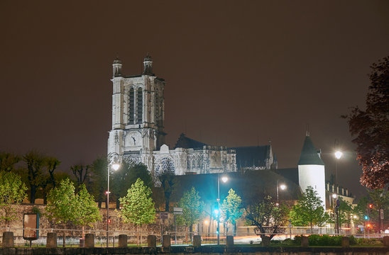Cathedral of the Saint-Pierre-et-Saint-Paul in Troyes at night