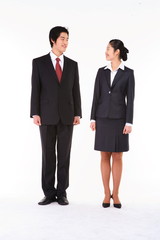 서서 제스처를 취하는 아시안 비즈니스 남성과 여성