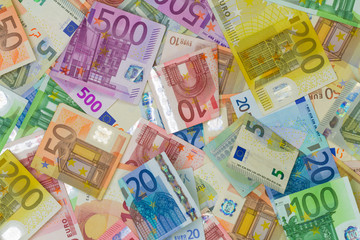 verschiedene Euro Geldscheine © magele-picture