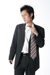 서서 제스처 취하는 아시안 비즈니스맨