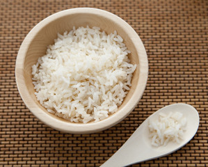 ustensile de cuisine en bois et riz blanc