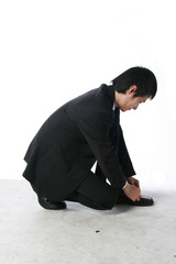 서서 제스처 취하는 아시안 비즈니스맨