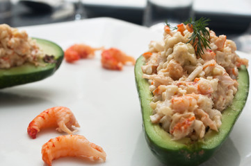 assiette d'avocats au crabe et aux crevettes