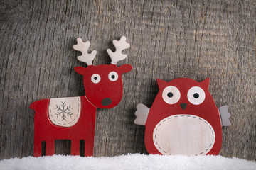 Rentier und Eule im Schnee