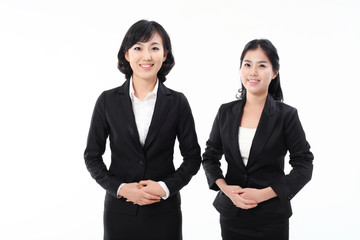 서서 제스처를 취하는 두 명의 아시안 비즈니스 여성