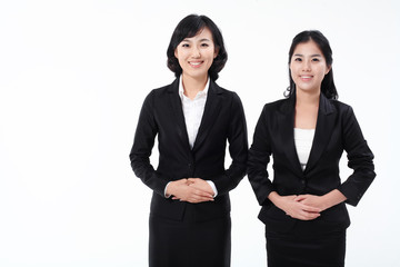 서서 제스처를 취하는 두 명의 아시안 비즈니스 여성