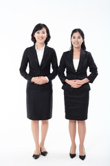 서서 제스처를 취하는 두 명의 아시안 비즈니스 여성