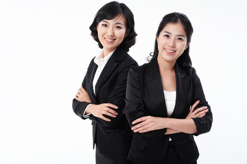 서서 제스처를 취하는 두 명의 아시안 비즈니스 여성