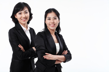 서서 제스처를 취하는 두 명의 아시안 비즈니스 여성