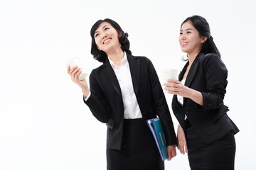 서서 제스처를 취하는 두 명의 아시안 비즈니스 여성