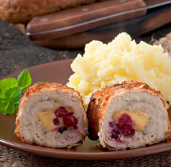 Chicken rolls with cranberries, cheese and honey 