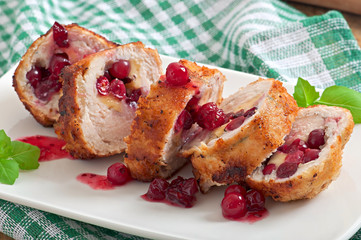 Chicken rolls with cranberries, cheese and honey