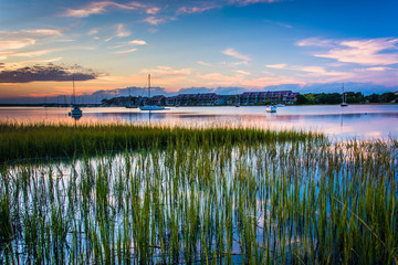 Naklejka premium Zachód słońca nad rzeką Folly w Folly Beach w Karolinie Południowej.