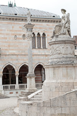 Obraz premium Column of Justice and Statue of Peace in Udine, Italy