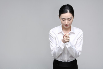 서서 제스처를 취하는 아시안 비즈니스 우먼