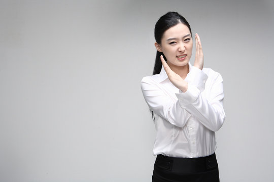 서서 제스처를 취하는 아시안 비즈니스 우먼
