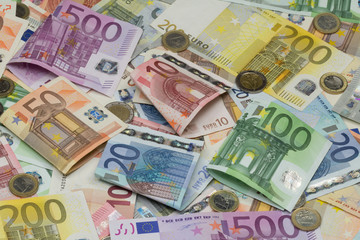 verschiedene Euro Geldscheine mit Münzen