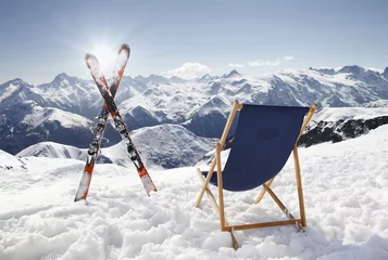 Verduisterende gordijnen Wintersport Cross ski and Empty sun-lounger at mountains  © difught