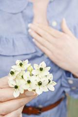 Woman holding bouquet of tiny white flowers (ornithogalum arabic
